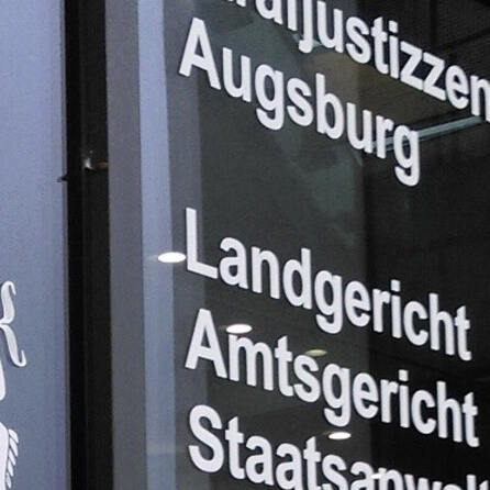 Anklage gegen vier mutmaßliche Gewalttäter nach vermutetem homophoben Angriff in der Augsburger Innenstadt