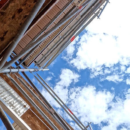 Neues Sanierungsprojekt am Hildegardplatz: VR-Bank-Gebäude in Kempten bekommt neuen Anstrich 