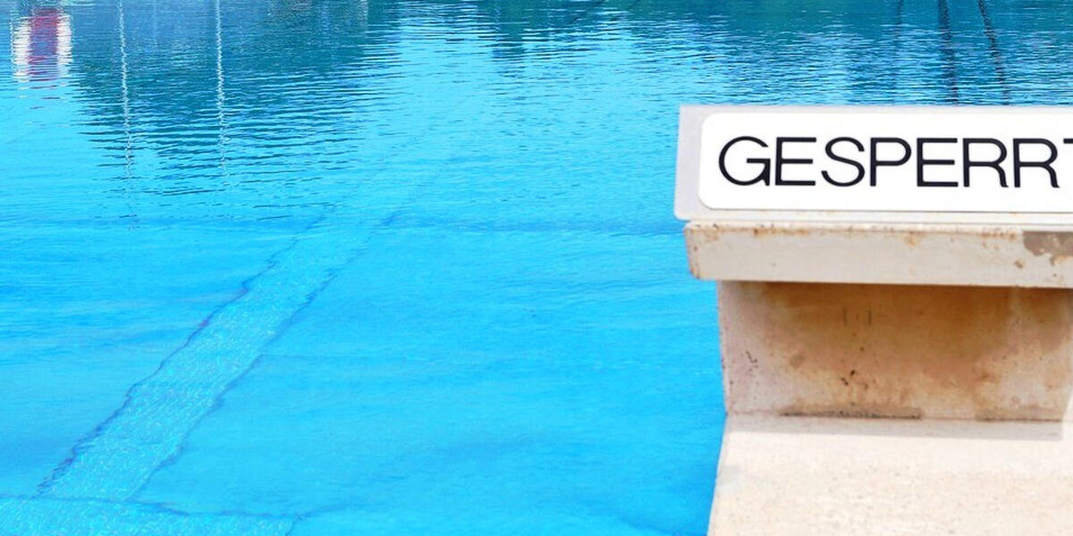 Augsburg-Haunstetten: Der Sprungturm im Hallenbad wird demontiert