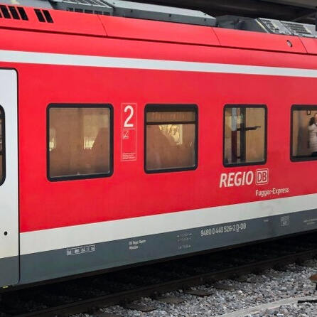 Regionaler Zugverkehr vorerst ausgebremst: Podiumsdiskussion in Augsburg zeigt Zusammenhalt von Politik und Bahnbetreibern 
