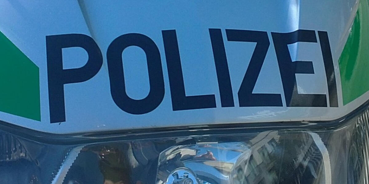 Neben Corona-Demo in Augsburg: 82-Jähriger flüchtet im Auto vor Polizei