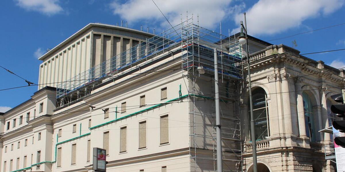 Mitten in der Nacht: Feuerwehr-Höhenretter holen Männer vom Theaterdach in Augsburg