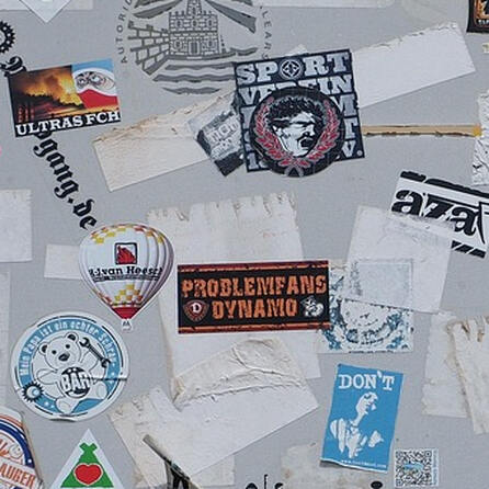 Sticker-Alarm in Augsburg - Sportfans überziehen die Innenstadt mit bunten Aufklebern