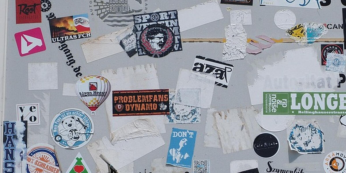 Sticker-Alarm in Augsburg - Sportfans überziehen die Innenstadt mit bunten Aufklebern