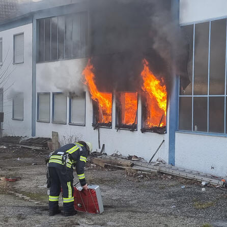 Feuer in Augsburger Werkstatt verursacht hohen Schaden   