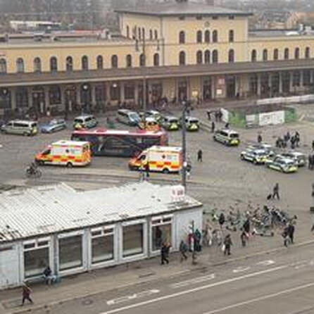 Mit Sturmhaube auf dem Kopf im Zugabteil: Augsburger Polizei holt Fahrgast aus ICE