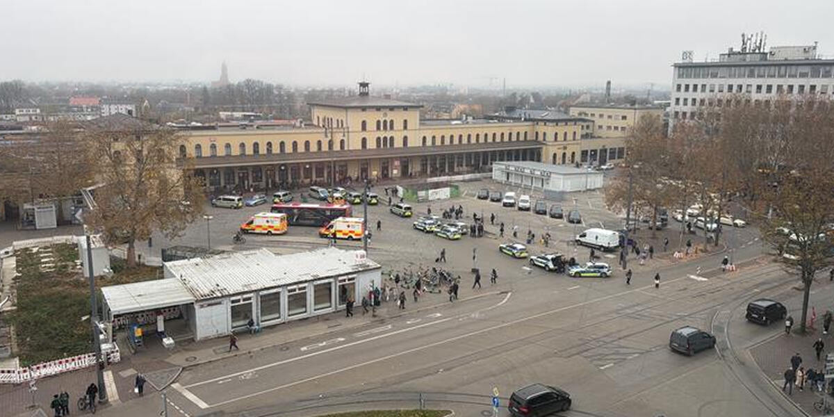 Mit Sturmhaube auf dem Kopf im Zugabteil: Augsburger Polizei holt Fahrgast aus ICE