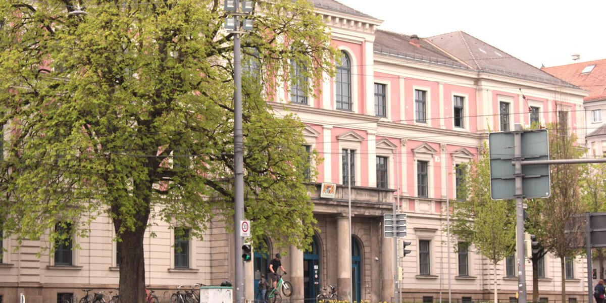 Kriminelle Zwillingsschwestern aus Augsburg stehen wegen Geldwäsche aus Schockanrufen vor Jugendgericht