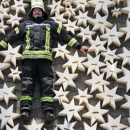 Augsburger Berufsfeuerwehr hat wieder individuelle Weihnachtssterne gefertigt