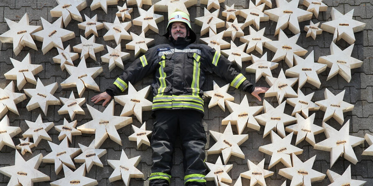 Augsburger Berufsfeuerwehr hat wieder individuelle Weihnachtssterne gefertigt