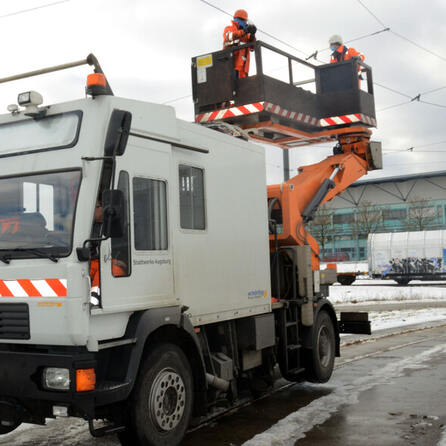 Nächtlicher Einsatz für eisfreie Straßenbahnoberleitungen in Augsburg