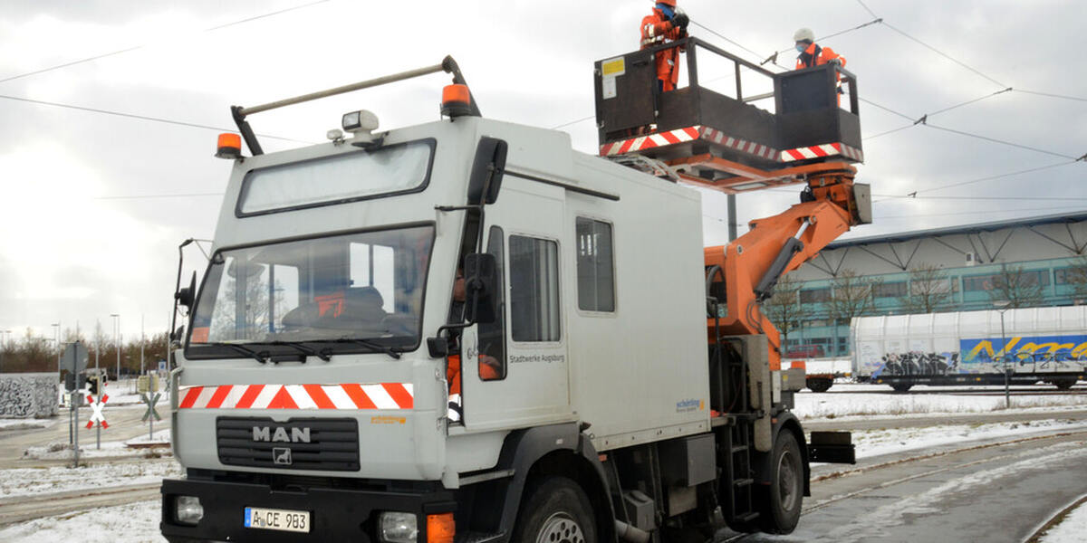 Nächtlicher Einsatz für eisfreie Straßenbahnoberleitungen in Augsburg