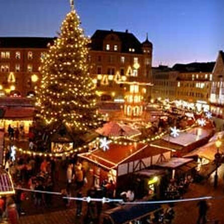 Christkindlesmarkt-Sicherheits-Poller Rathausplatz Augsburg: Stadtwerke helfen mit