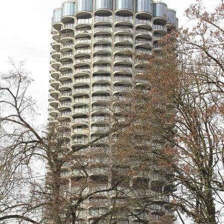 Feuerwehreinsatz im Hotelturm Augsburg:  Rauchalarm durch kokelnde Wäsche löst Einsatz aus