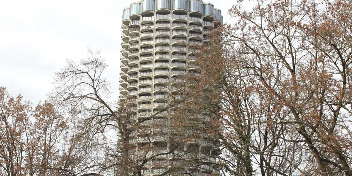 Feuerwehreinsatz im Hotelturm Augsburg:  Rauchalarm durch kokelnde Wäsche löst Einsatz aus