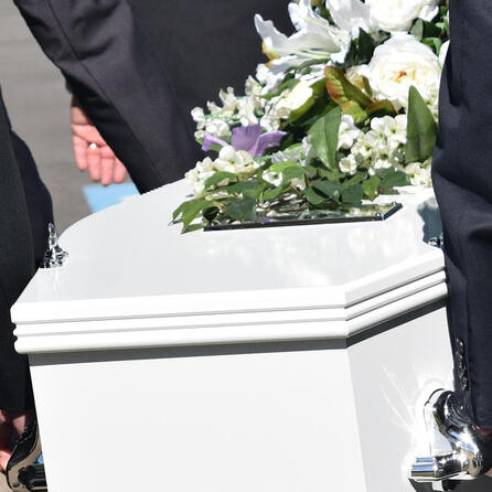 Klimademo Augsburg: Aktivisten laufen mit Sarg durch die Innenstadt