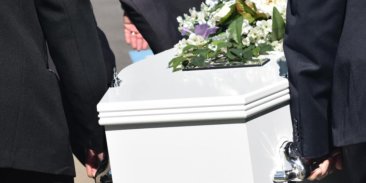 Klimademo Augsburg: Aktivisten laufen mit Sarg durch die Innenstadt