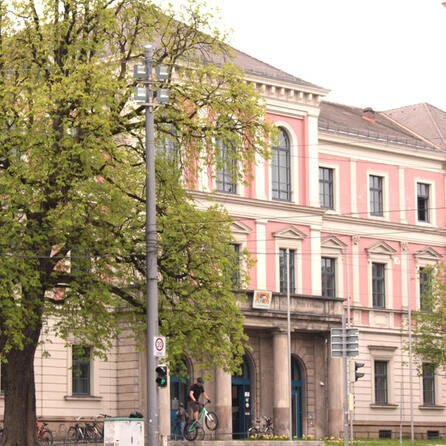 Auf 230 PS mit 150 durch die Augsburger Innenstadt: 20 Jahre alter Autofahrer wegen illegalem Rennen vor Gericht