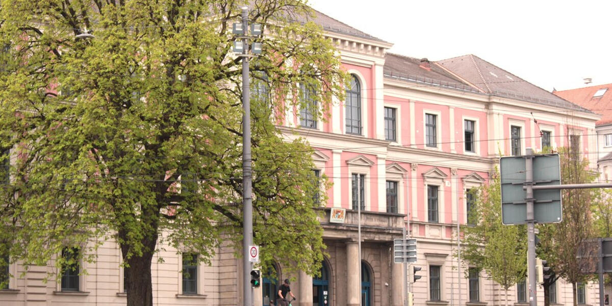 Auf 230 PS mit 150 durch die Augsburger Innenstadt: 20 Jahre alter Autofahrer wegen illegalem Rennen vor Gericht