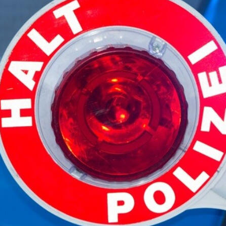 Falscher Polizist in Dasing schlägt Autofahrer bei Fake-Kontrolle
