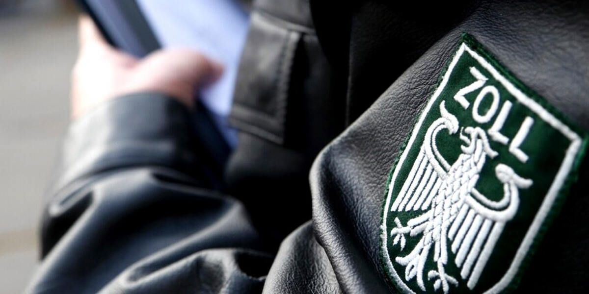 Augsburger Zoll hält türkischen Reisebus auf - 600 gefälschte Markenmützen beschlagnahmt