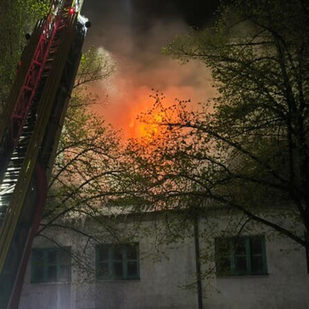 Dachstuhl geht in Flammen auf: Mehrfamilienhaus in Röthenbach unbewohnbar geworden