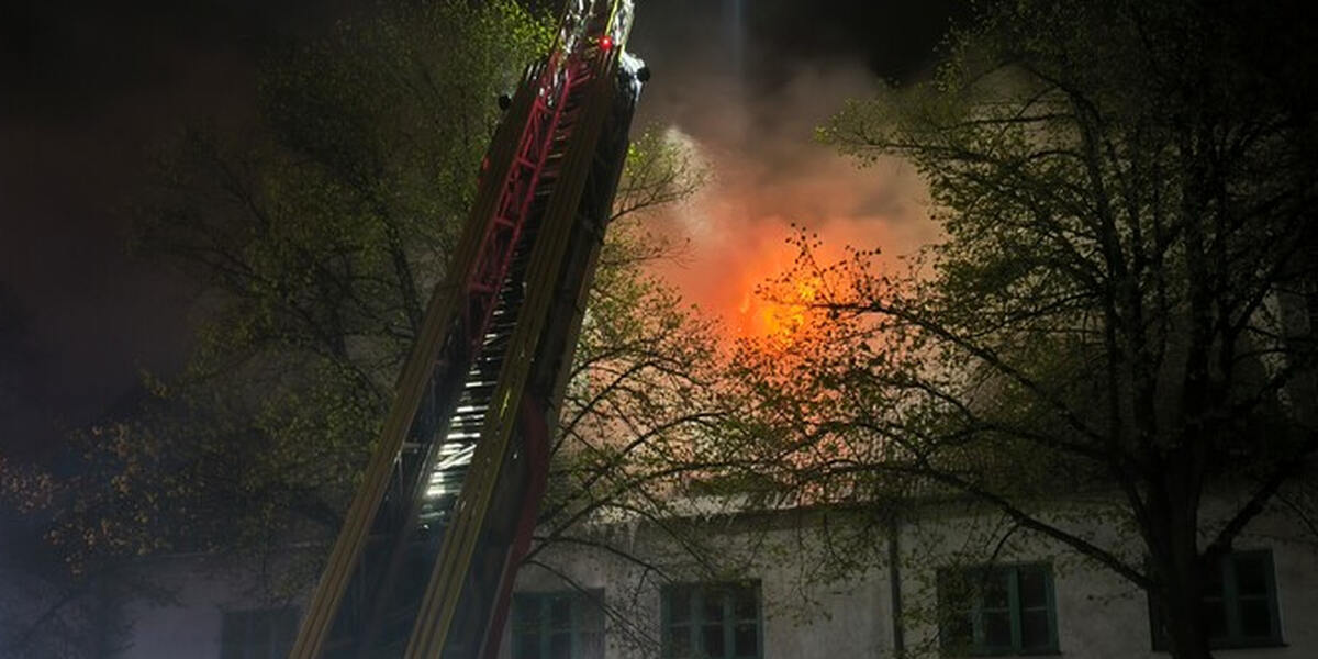 Dachstuhl geht in Flammen auf: Mehrfamilienhaus in Röthenbach unbewohnbar geworden