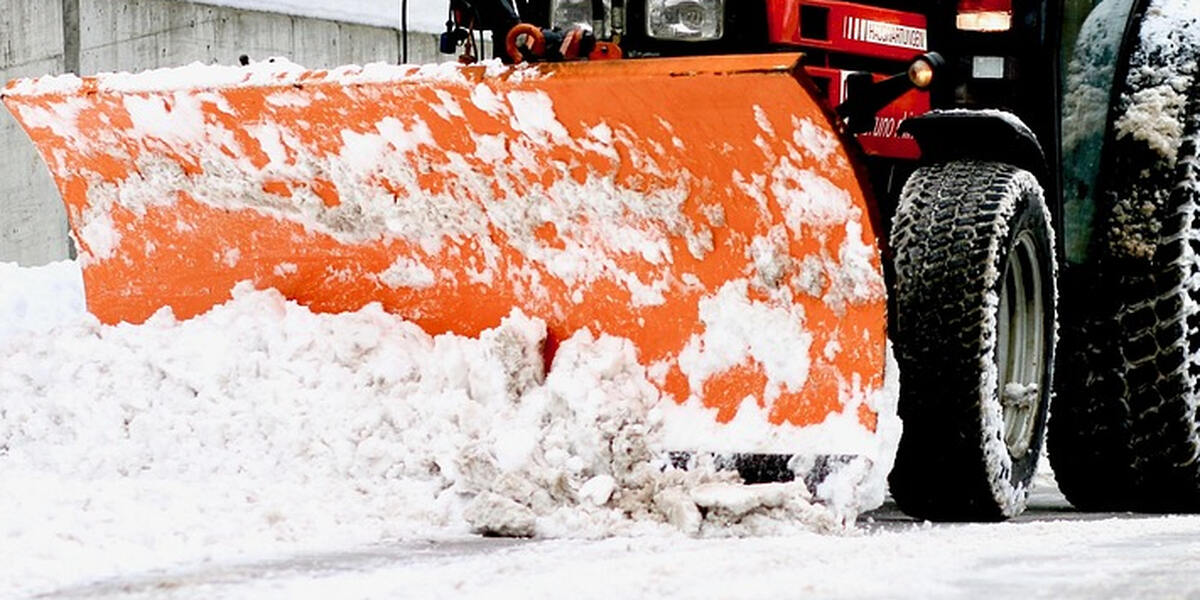 Winterdienst übersieht bei Memmingerberg Passanten und verletzt ihn schwer