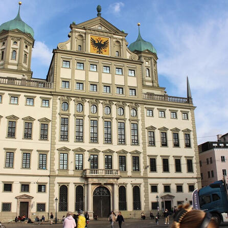 Proteste in Augsburg: Omas gegen Rechts vor dem Rathaus - Demokratie stärken durch wöchentliche Demonstrationen