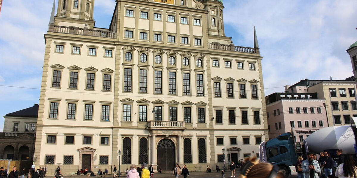 Proteste in Augsburg: Omas gegen Rechts vor dem Rathaus - Demokratie stärken durch wöchentliche Demonstrationen