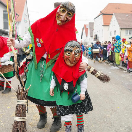 Ein ganzes Dorf im Allgäu im Partyfieber - Dämmersprung Grünenbach 2026: Faschingsumzug der Superlative