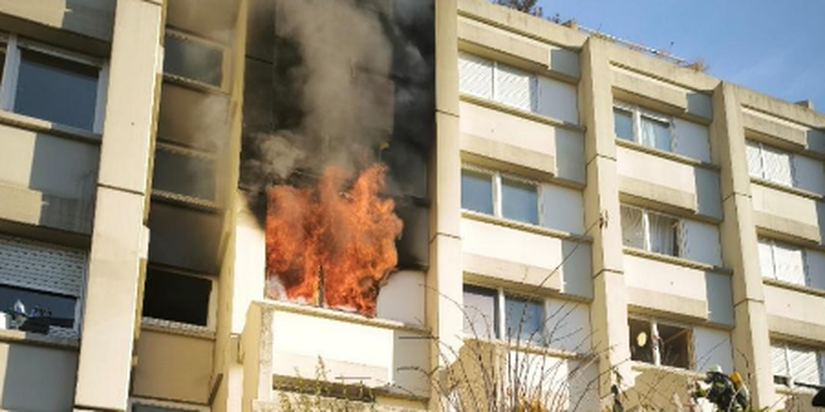 Hochhausbrand in Augsburg: Feuerwehr rettet mehr als 20 Menschen