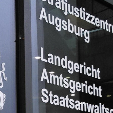 Volksverhetzung vor dem Augsburger Amtsgericht: 64-Jähriger bestreitet Nazi-Verbrechen