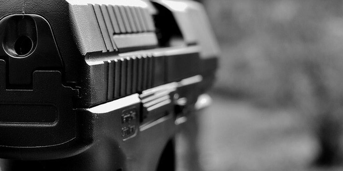 Granate und Pistole bei Wohnungsauflösung in Augsburg entdeckt