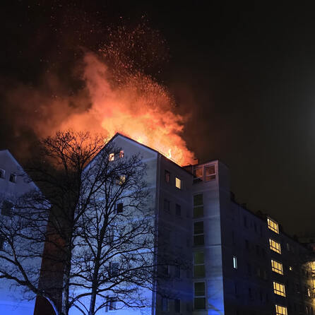 Gut 100.000 Euro Schaden bei Dachstuhlbrand in Augsburg: Feuerwehr verhindert Schlimmeres