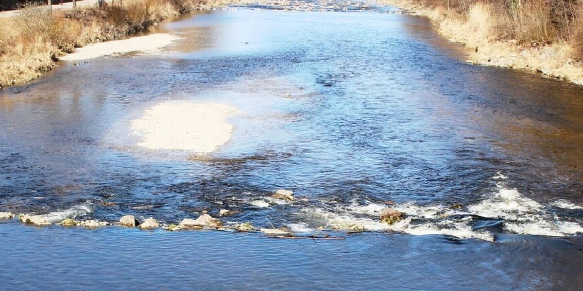 Maßnahmen an der Wertach in Augsburg/Oberhausen:  Arbeiten zur Stabilisierung des Flussufers und Flussgrundes