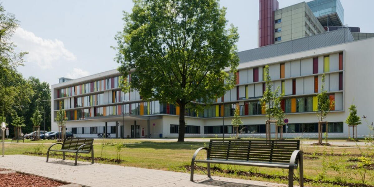 Protest für Klinikpark in Augsburg;  BUND Naturschutz kämpft für den Erhalt des Klinikparks