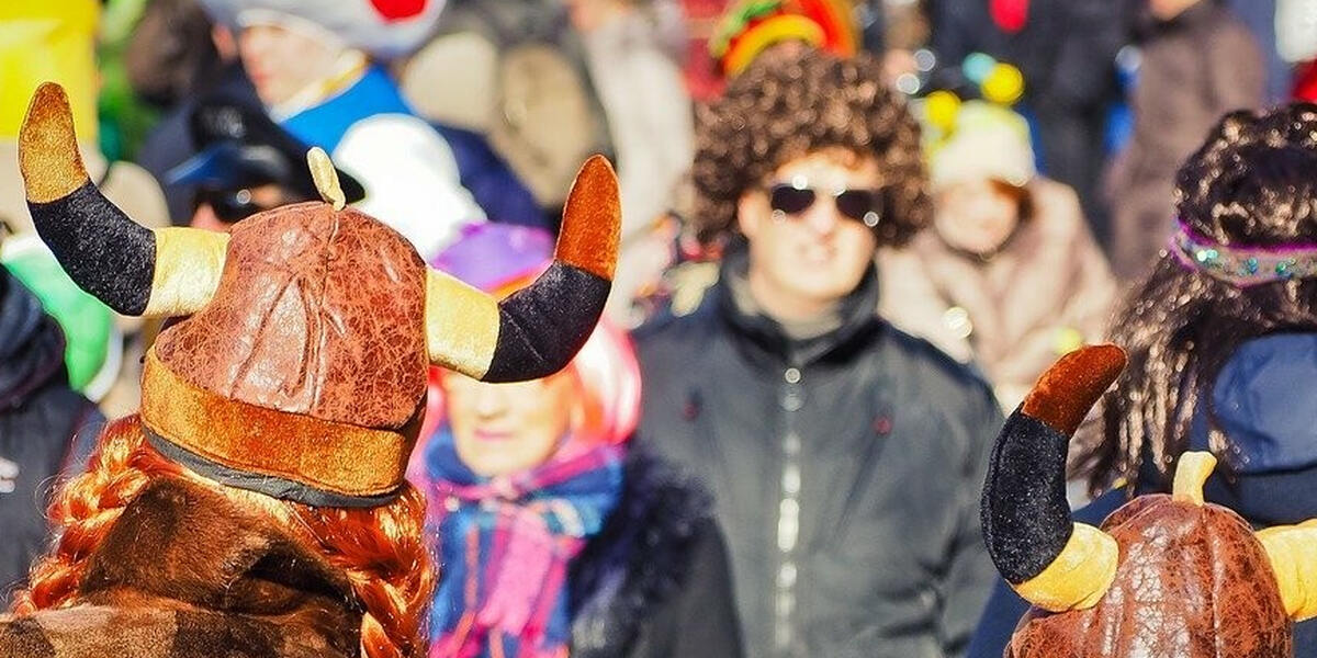 Vier „Tolle Tage“ auf dem Rathausplatz: Buntes Faschingstreiben und der Gaudiwurm als Highlight