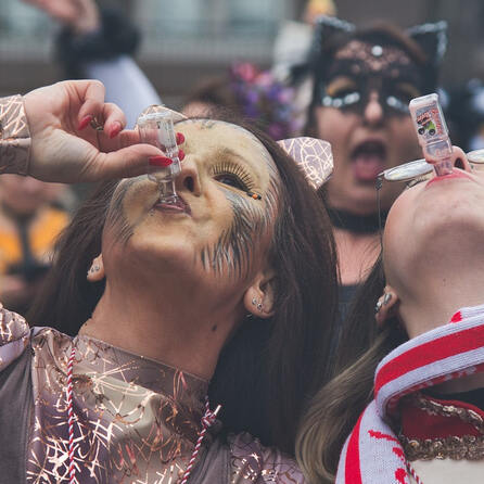 Gaudiwurm in Augsburg macht am Rosenmontag wieder Radau - Über 1.000 Faschingsfans ziehen durch die City