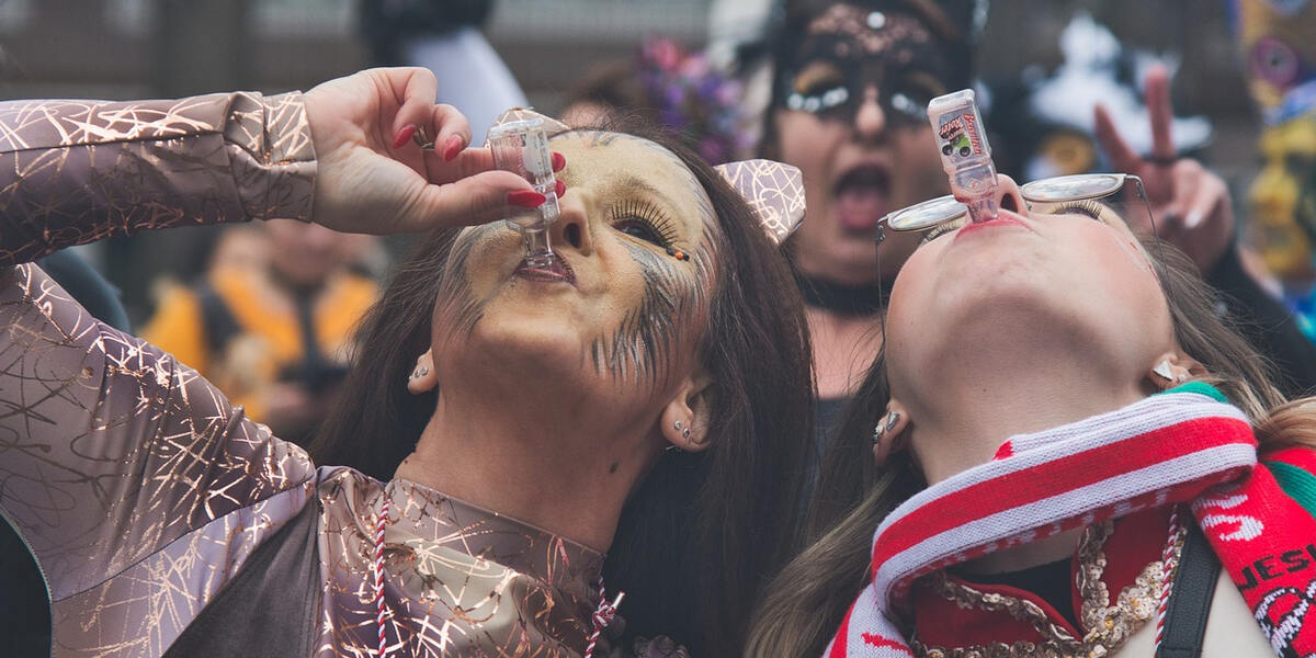 Gaudiwurm in Augsburg macht am Rosenmontag wieder Radau - Über 1.000 Faschingsfans ziehen durch die City