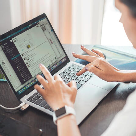 Betrugsversuch mit KI in Augsburg: Autohändler täuscht Autoverkäuferin