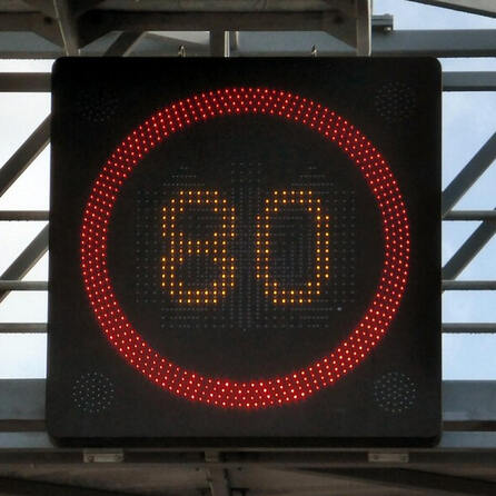 Smarte Schilder auf der A8 bei Augsburg - Intelligente Telematikanlagen sollen Verkehrssicherheit erhöhen