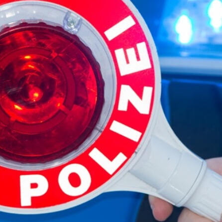 Königsbrunn: Autofahrer schlägt zu - Fahndung