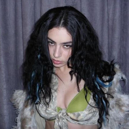 Charli XCX versteigert Film-Requisiten aus „The Moment“