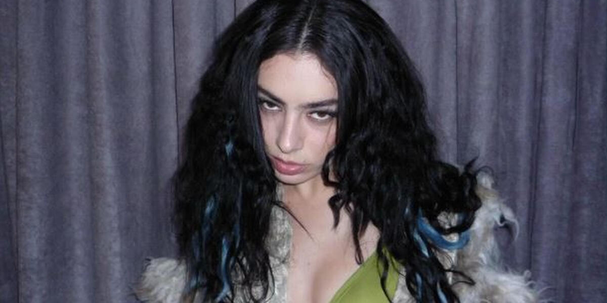 Charli XCX versteigert Film-Requisiten aus „The Moment“