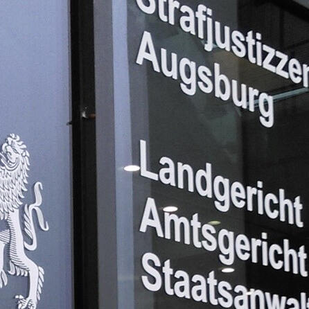 Urteil in Augsburg: Haftstrafen für vier Männer nach Angriff auf homosexuelles Paar 