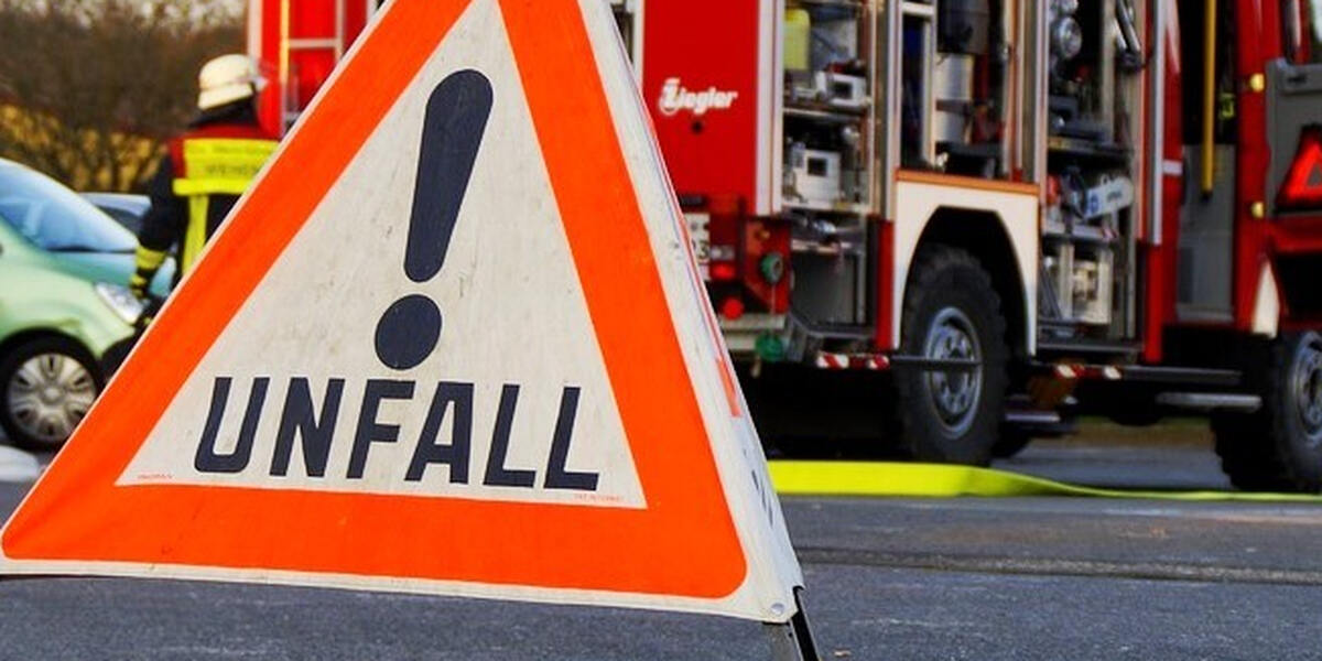 Gersthofen: Autofahranfänger kracht ins Schaufenster