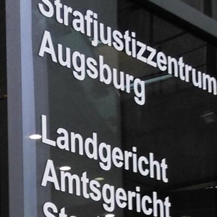 War es versuchter Mord eines Ehemannes? Baumcrasher Prozess startet heute in Augsburg