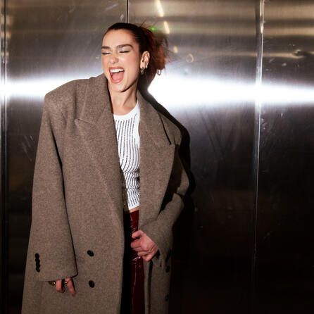Dua Lipa bringt Bücher auf die große Bühne