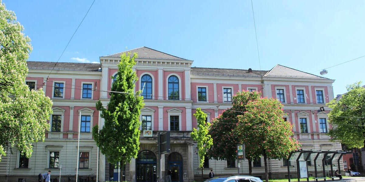 Jugendkriminalität in Augsburg: Mehrfache Anklage wegen Körperverletzung und Raub